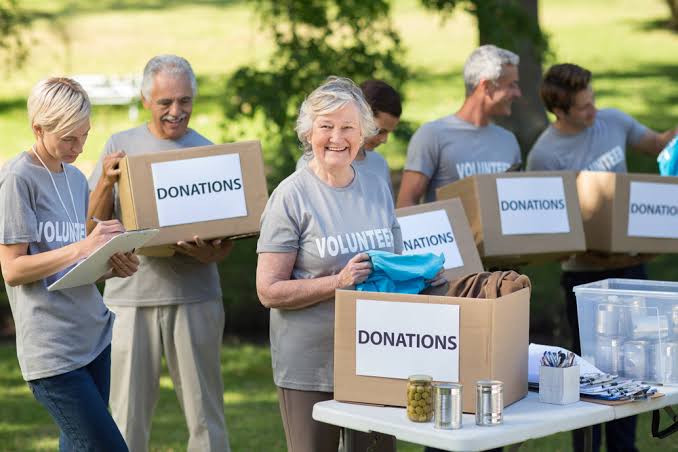 seniors volunteering